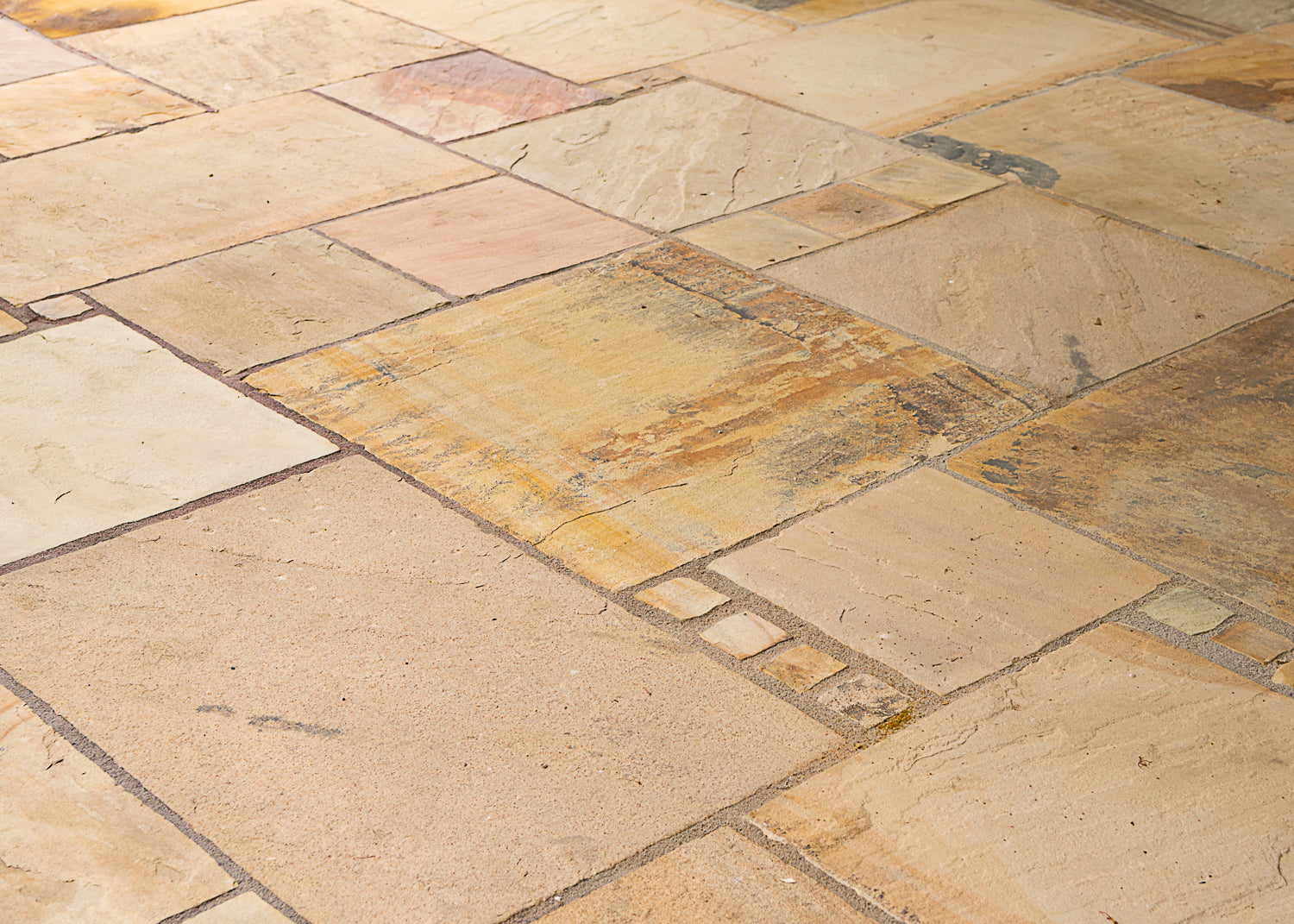 remove blackspot from sandstone patio slabs. this sandstone has been cleaned with Batifort.